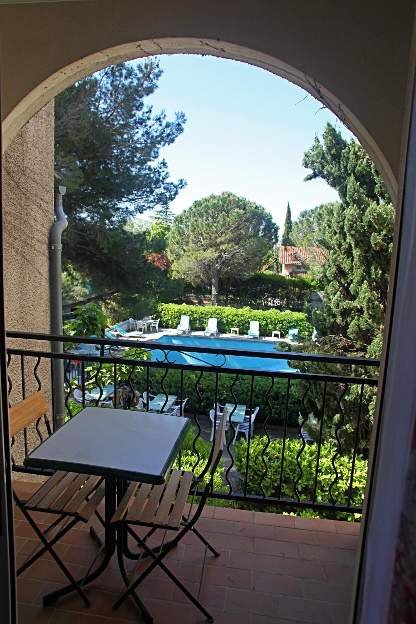 Le Petit Manoir Logis Hotel Les Angles  Ngoại thất bức ảnh